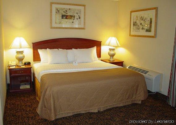 Clarion Hotel & Conference Center Colorado Springs Room photo