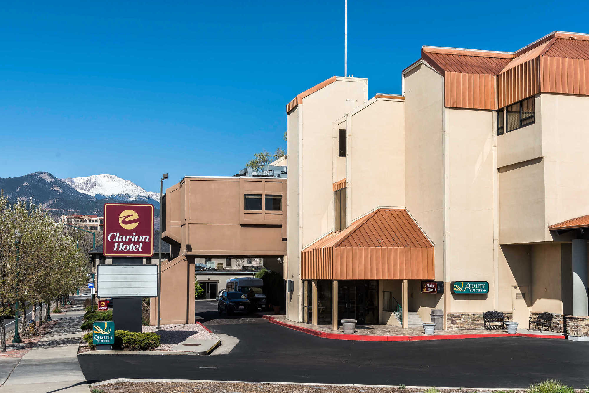 Clarion Hotel & Conference Center Colorado Springs Exterior photo