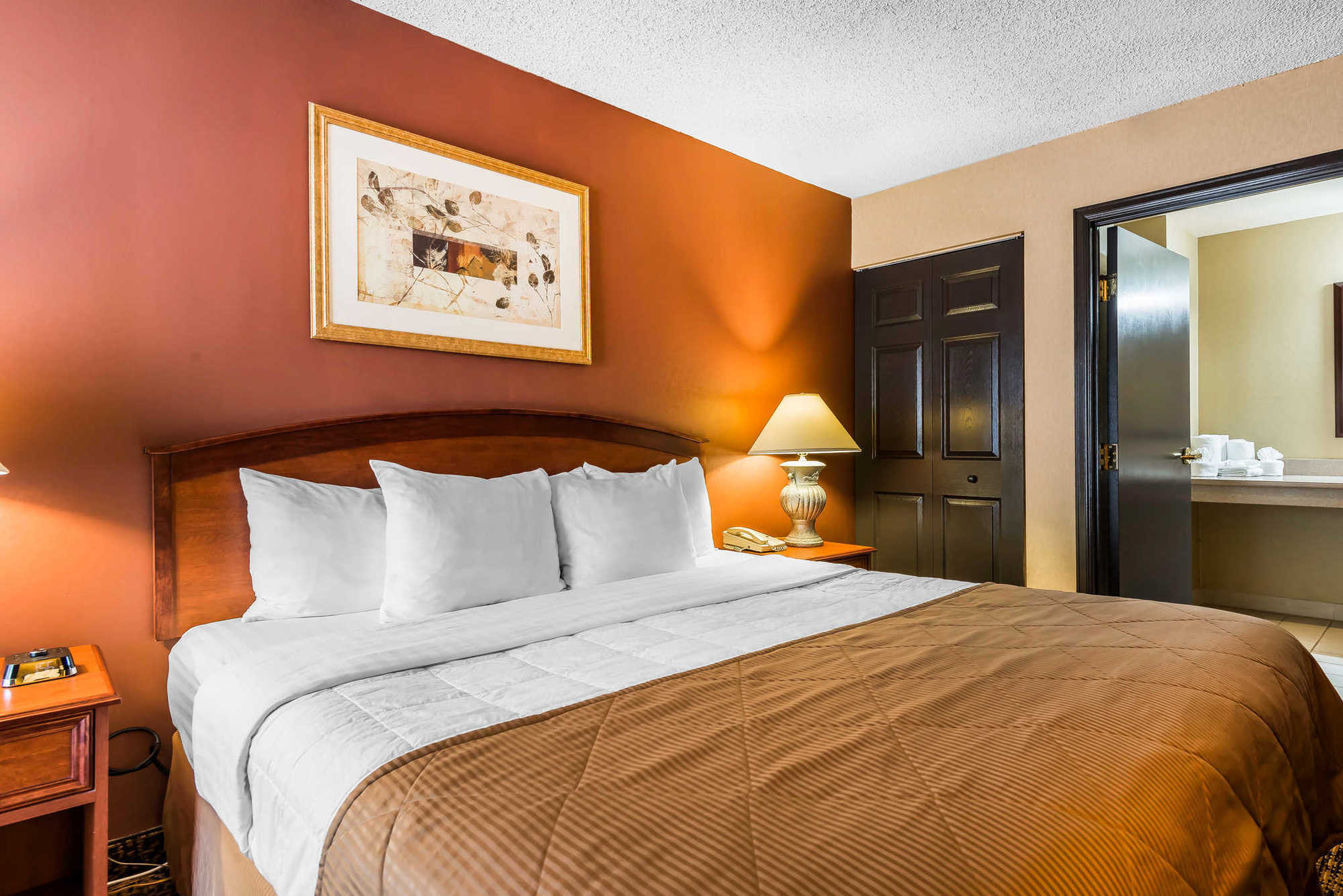 Clarion Hotel & Conference Center Colorado Springs Room photo