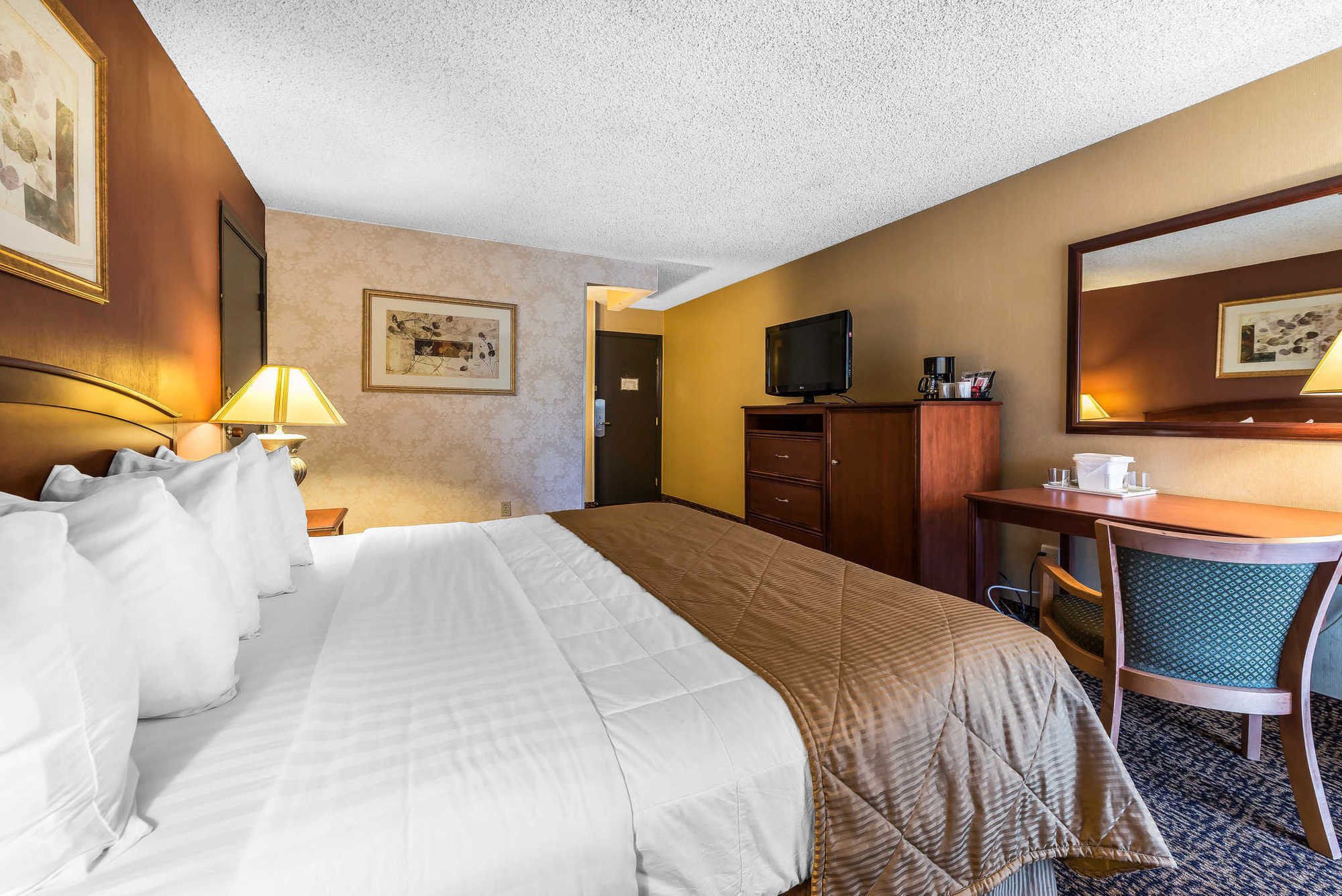 Clarion Hotel & Conference Center Colorado Springs Room photo