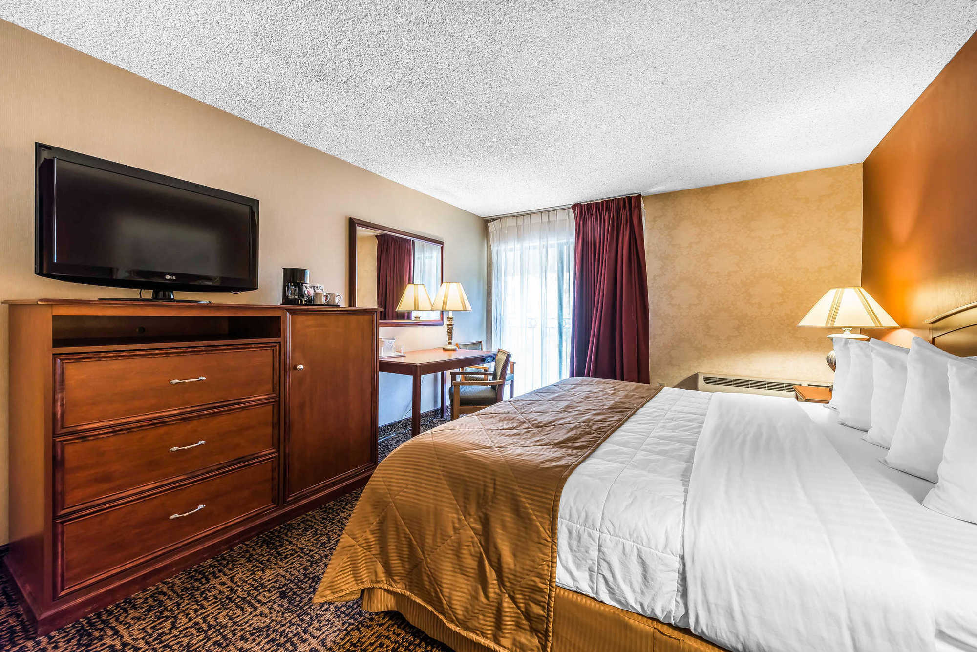 Clarion Hotel & Conference Center Colorado Springs Room photo