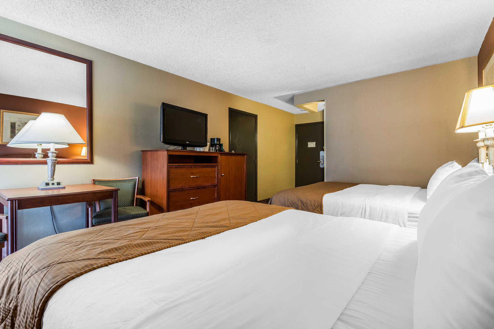 Clarion Hotel & Conference Center Colorado Springs Room photo