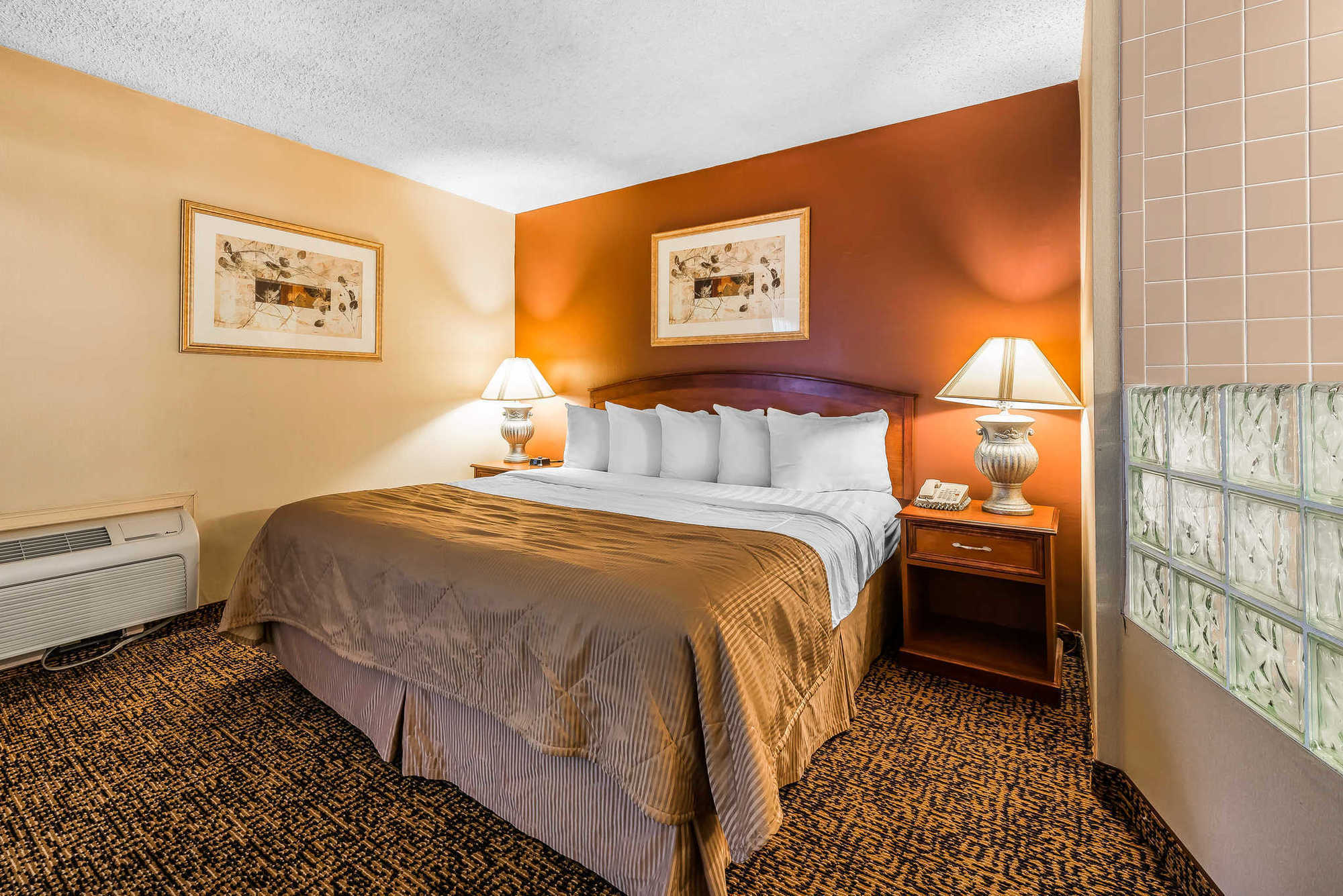 Clarion Hotel & Conference Center Colorado Springs Room photo