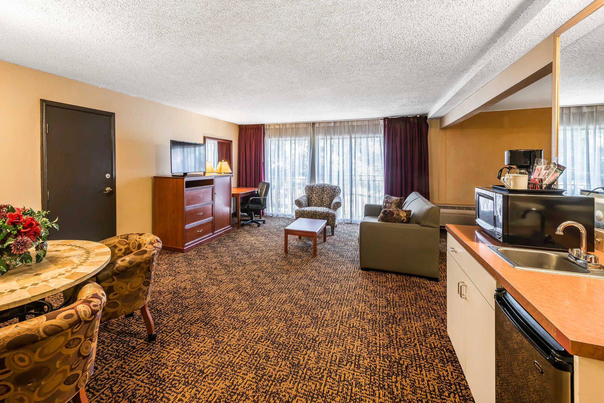 Clarion Hotel & Conference Center Colorado Springs Room photo