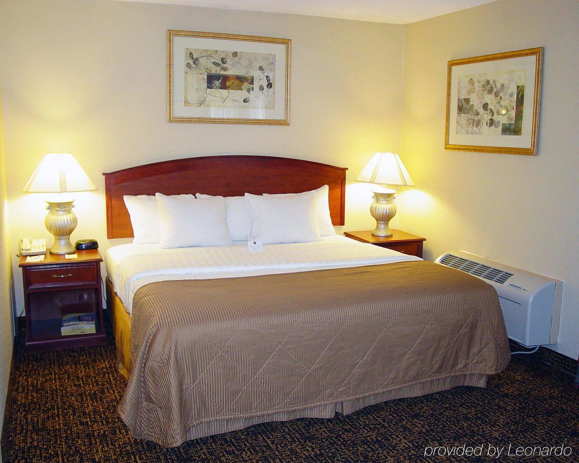 Clarion Hotel & Conference Center Colorado Springs Room photo